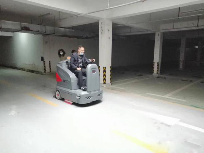 宜兰小区物业保洁不用人力改用驾驶式洗地机了